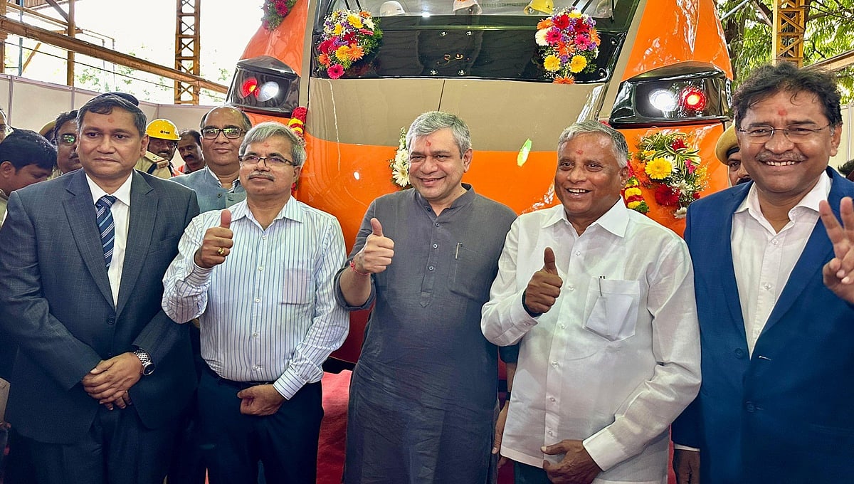 ಬೆಂಗಳೂರು: 'ವಂದೇ ಭಾರತ್ ಸ್ಲೀಪರ್ ಕೋಚ್' ಮಾದರಿ ಅನಾವರಣಗೊಳಿಸಿದ ರೈಲ್ವೆ ಸಚಿವ ಅಶ್ವಿನಿ ವೈಷ್ಣವ್!